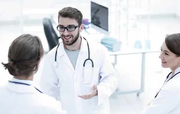 Grupo de médicos hablando — Foto de Stock