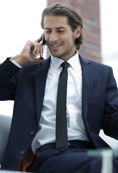 Biznesmen rozmawiający przez smartfon. — Zdjęcie stockowe