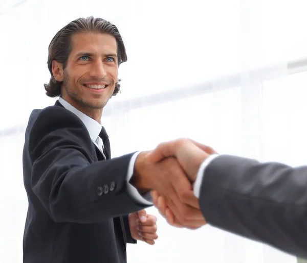 Företagsgrupp välkomnar partner med ett handslag — Stockfoto