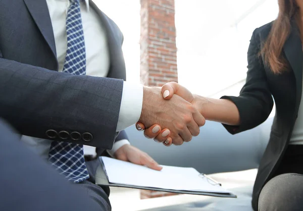 Close-up van twee zakenmensen die elkaar de hand schudden — Stockfoto