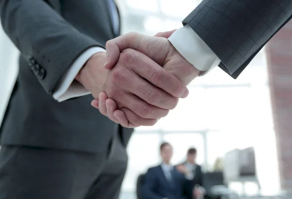 Primo piano della stretta di mano dei partner commerciali — Foto Stock