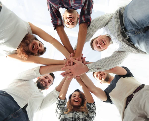 Geschäftsteam mit zusammengeklammerten Händen — Stockfoto