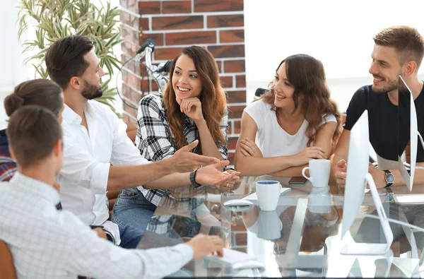 mevcut sorunların tartışılması gülümseyen