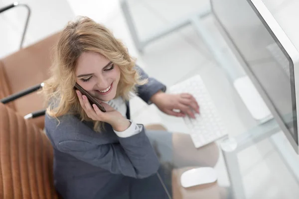 Nahaufnahme. Geschäftsfrau spricht auf Smartphone — Stockfoto