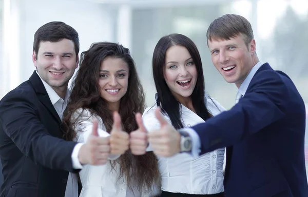Triumfujący biznesowych zespołu trzyma kciuki — Zdjęcie stockowe