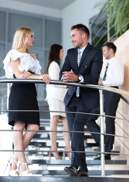 事務所のテラスに立っているビジネスマンやビジネスの女性. — ストック写真