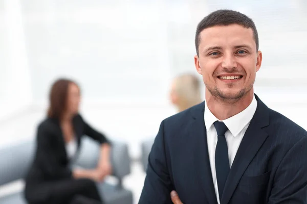 Uomo d'affari di successo su sfondo sfocato ufficio — Foto Stock