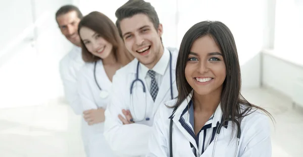 Médica com grupo de colegas felizes e bem sucedidos — Fotografia de Stock