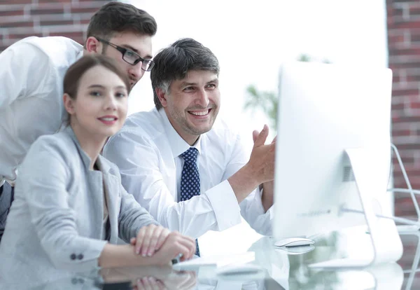 Affärsgrupp diskuterar information sittande vid skrivbordet — Stockfoto