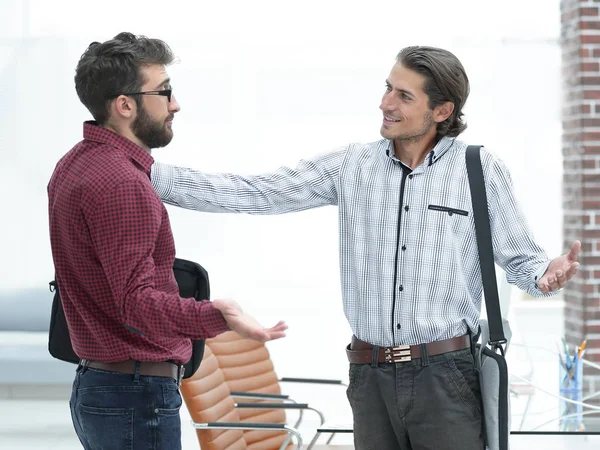 Zwei Mitarbeiter unterhalten sich im Büro — Stockfoto