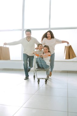 sıkı sıkıya bağlı aile alışveriş gidiyor.