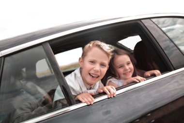 çocuklar araba pencereden dışarı bakmak.