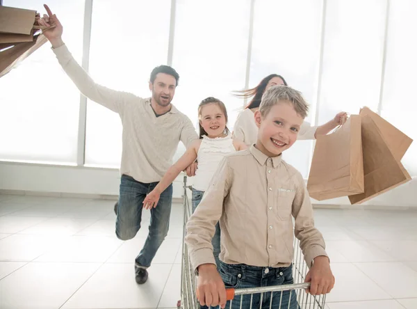 Família feliz em uma pressa para fazer compras — Fotografia de Stock