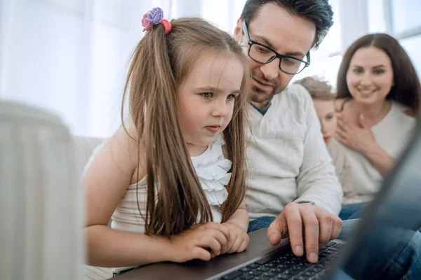 Nauwe up.dad leert zijn dochter om een laptop te gebruiken — Stockfoto