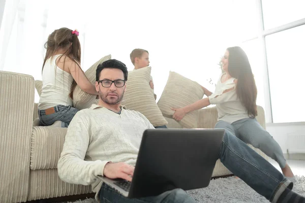 Sluit succesvolle man up.a werken op een laptop in zijn huis — Stockfoto