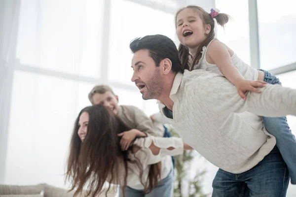 Glückliche Eltern haben Spaß mit ihren Kindern im Wohnzimmer — Stockfoto