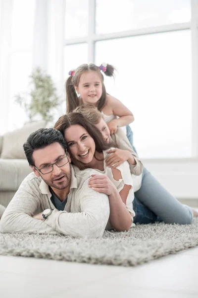 Glad familj slappnar av i vardagsrummet — Stockfoto