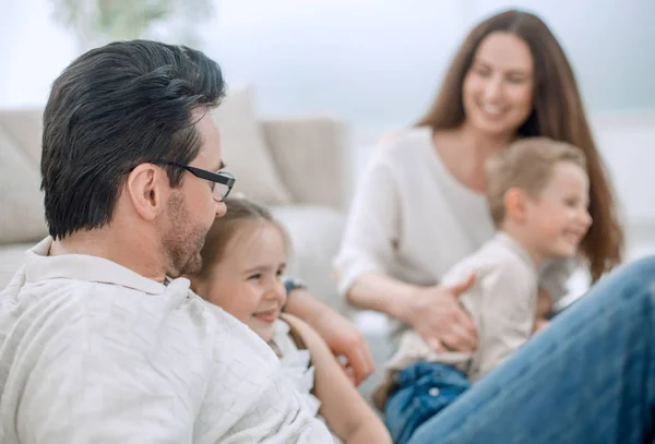 Up.Parents ve küçük çocukları kanepede oturan kapatın — Stok fotoğraf