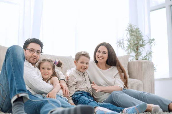 Lycklig familj vilar i sin bekväma vardagsrum — Stockfoto