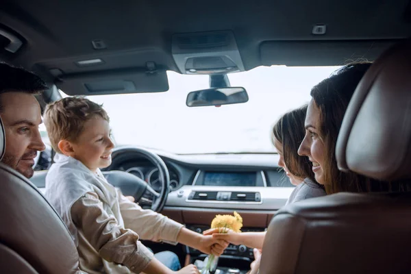 Närbild. familjen koppla av i en bekväm bil — Stockfoto