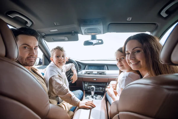 Allegra famiglia seduta in macchina — Foto Stock