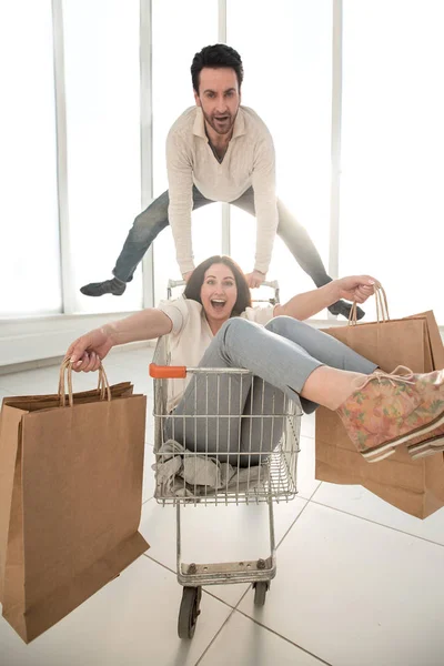 Famiglia felice con shopping bags — Foto Stock