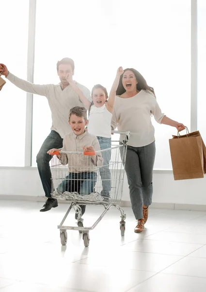 Familia feliz está listo para ir de compras — Foto de Stock