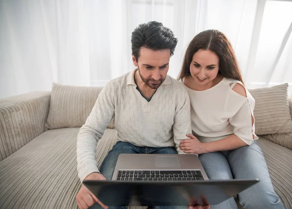 Close up.a couple watches their favorite show — Stock Photo, Image