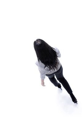 Modern kadın ileri hareket ediyor. Tam büyüme. Yukarıdan görüntülemek.