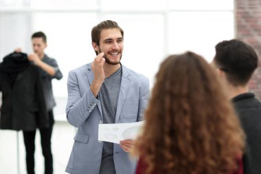 ofiste çalışan tasarımcıların başarılı takım.