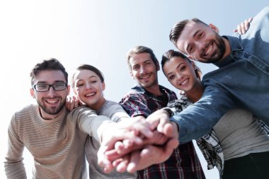 Üniversite öğrencileri ekip çalışması el kavramı istifleme