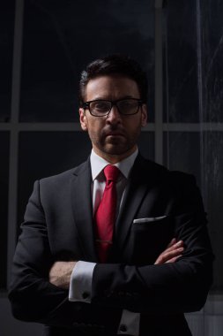 Modern bir iş adamının portresi.