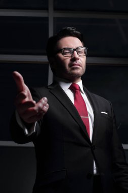 bir el sıkışma için uzanarak up.businessman kapatın