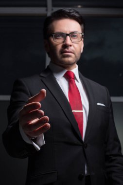 bir el sıkışma için uzanarak up.businessman kapatın