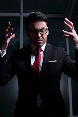 ayakta ve kameraya bakarak yakın up.annoyed iş adamı