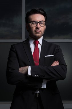 up.Portrait ciddi bir işadamı kapatmak