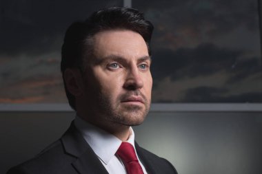 ofis pencere duran işadamı