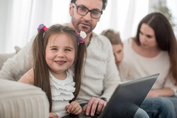 Ücretsiz bir akşam kanepede oturan up.happy aile kapatın — Stok fotoğraf