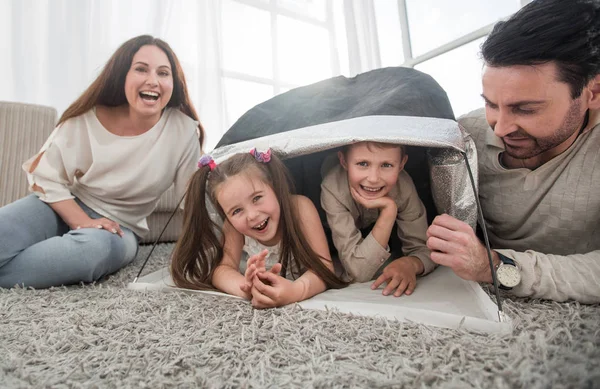 Família feliz se divertindo em um novo apartamento — Fotografia de Stock