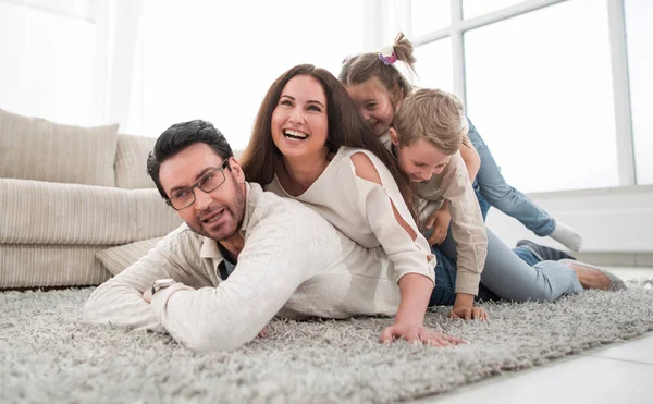 Lyckliga familjen koppla av i bekvämt vardagsrum — Stockfoto