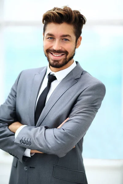 Un jeune homme en costume gris — Photo