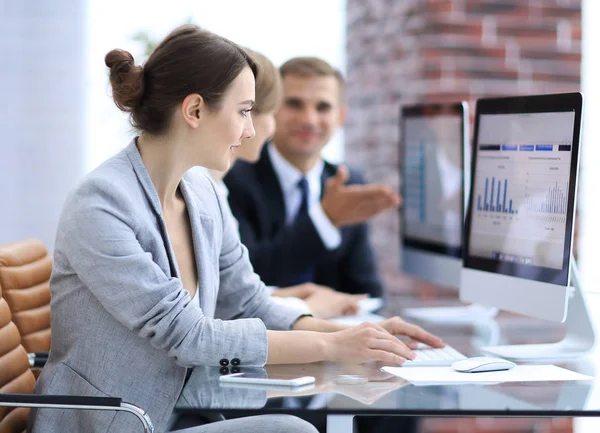 Equipo de negocios discutiendo cartas financieras en un lugar de trabajo — Foto de Stock