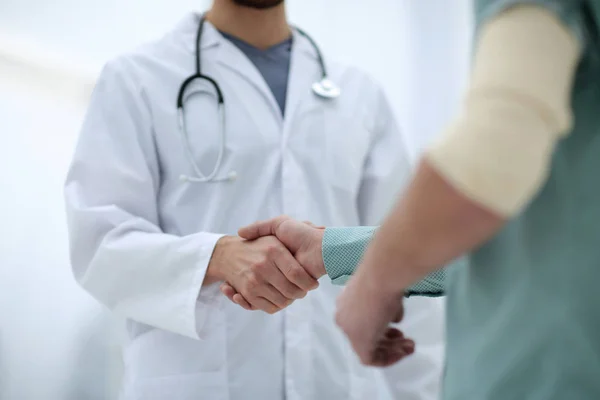 Paziente stringe la mano con il suo medico — Foto Stock