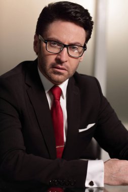 Kendine güvenen bir iş adamının portresi.