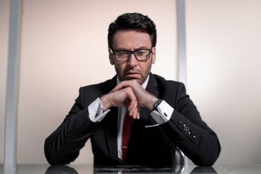 up.serious işadamı masasında oturan kapatın