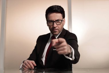 Sana işaret up.confident işadamı kapatmak