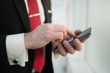 Smartphone cep telefonu ile kısa mesaj okuma up.businessman kapatın