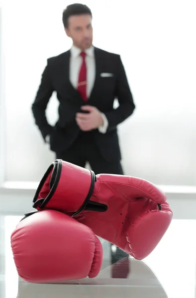 Guantes de boxeo en el escritorio de los empresarios — Foto de Stock