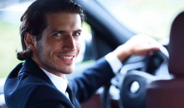 Adam direksiyonda oturuyor.