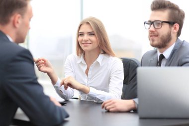 kadın Yöneticisi müşteri ile iletişim kurar.